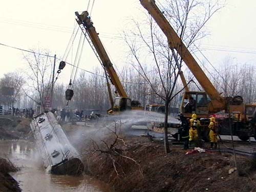河南濮陽(yáng)一17噸苯胺罐車側(cè)翻泄露 幸無人員傷亡