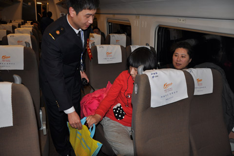 同“春運(yùn)”共度除夕的鐵路工作者