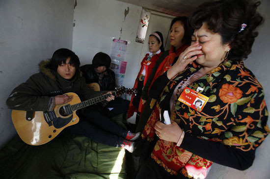 全國(guó)政協(xié)委員北京唐家?guī)X落淚訪“蟻?zhàn)?#8221;(組圖)