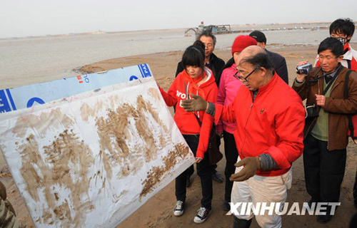 河南農民畫家以雙手沾黃河泥水作畫獲專利