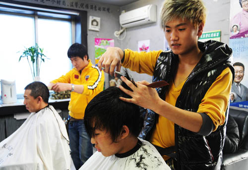 初春到 理發店人氣旺