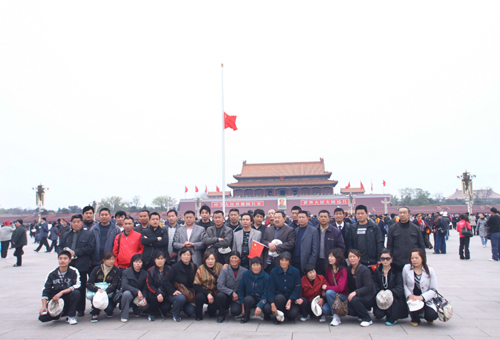 北京天安門降半旗 首都市民悼念玉樹同胞