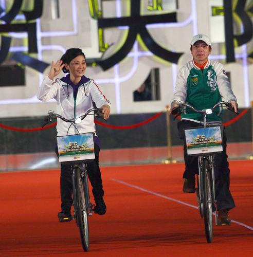 眾大腕明星騎自行車提倡低碳 個(gè)性演唱會(huì)舉行