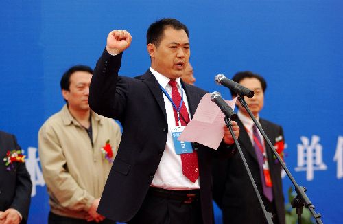 全國自行車環(huán)浉河大賽開幕 海內外千余名選手角逐