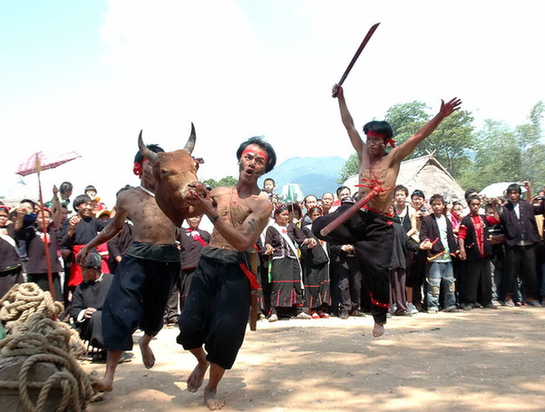 云南佤族狂歡“摸你黑”（組圖）