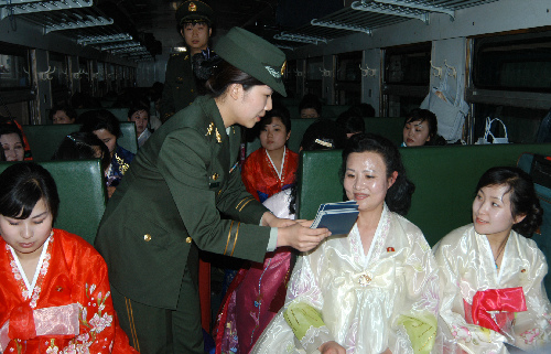 朝鮮紅樓夢劇組入境