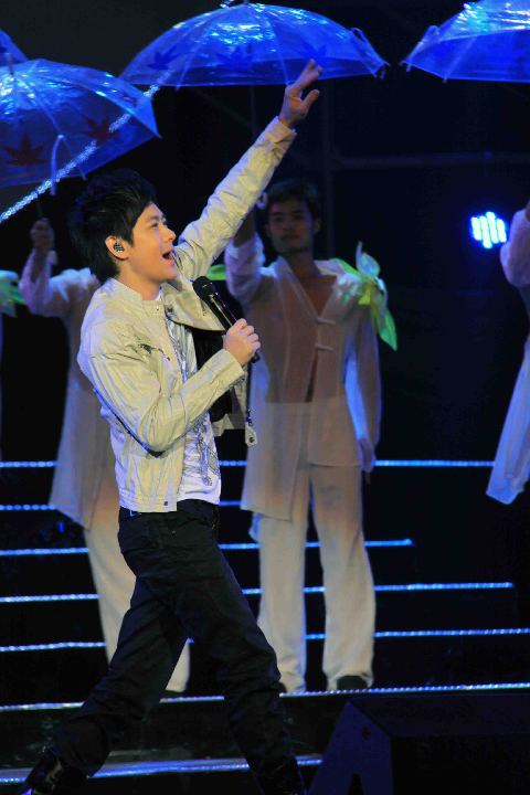 “兩岸同歌”文藝晚會激情上演