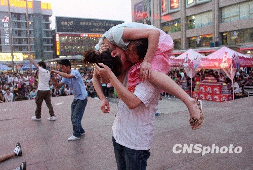 西安男女街頭創(chuàng)意接吻大挑戰(zhàn)