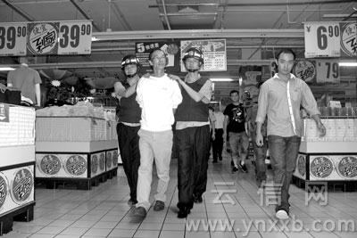 昆明家樂福遭爆炸物恐嚇 “詐”彈嫌犯指認現場