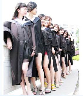 名校女生畢業照集體露大腿引爭議 網民態度不一（組圖）