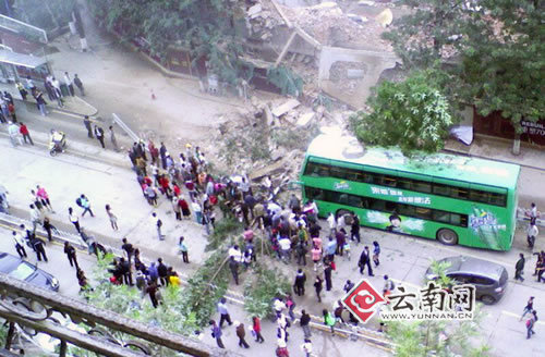 云南飯店裙樓拆除時倒塌砸傷5路人