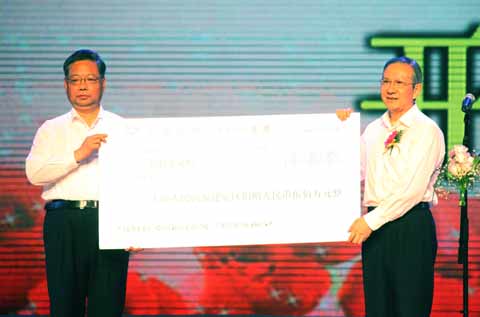 上海人民向福建災區(qū)捐款500萬元人民幣(圖)