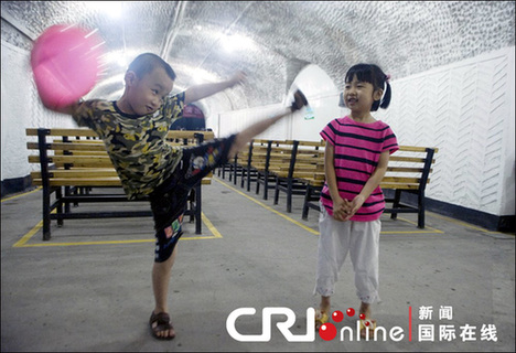 我國遭高溫天氣侵襲 各地民眾納涼避暑(組圖)