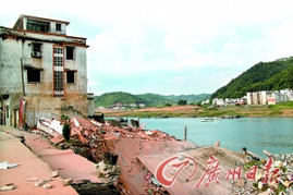 廣東肇慶地質災害致7棟居民樓倒入江中