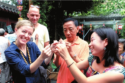 居民七夕節(jié)前斗“巧”