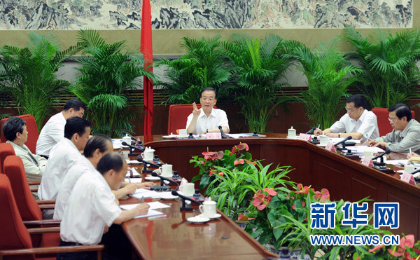 溫家寶主持召開國務(wù)院常務(wù)會(huì)議 實(shí)施五大措施發(fā)展家庭服務(wù)業(yè)
