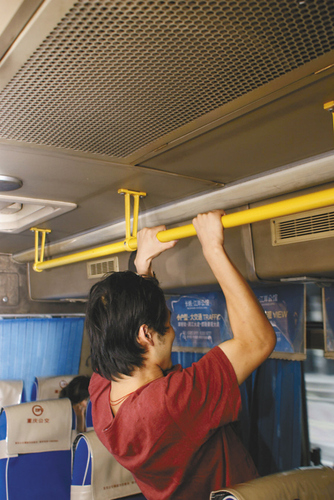 公交上鍛煉身體 “公交健身哥”危險(xiǎn)喲！