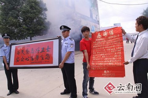 昆明重拳打擊黑惡團(tuán)伙 群眾放鞭炮慶祝