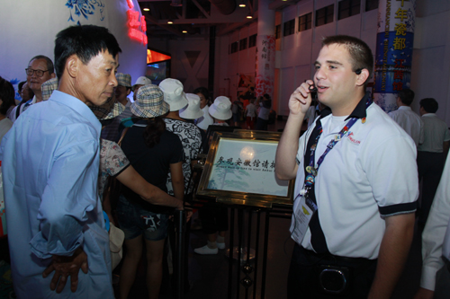 美國館與安徽館互換人員任“導游”