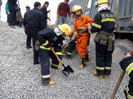 河南濮陽一男子卸車時(shí)不慎被60噸石子掩埋