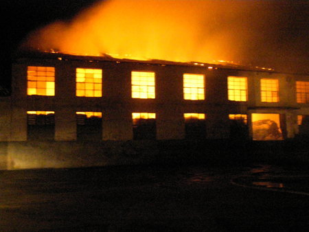 洛陽市宜陽一化肥廠凌晨突發(fā)大火 消防官兵緊急撲救