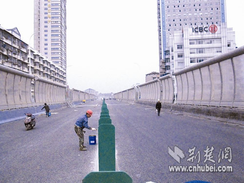 珞獅北路高架預(yù)定周六通車(chē) 5秒縱向穿越街道口