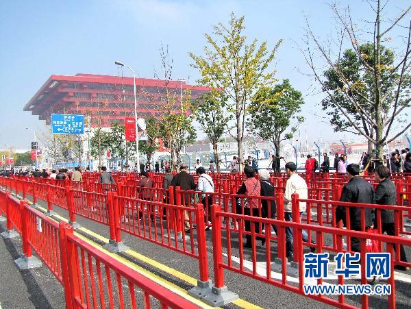 世博會中國館續(xù)展首日場面火爆