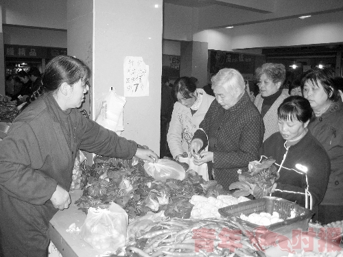 平價(jià)菜惹人愛(ài):青菜降到7毛/斤 隊(duì)伍排到市場(chǎng)外