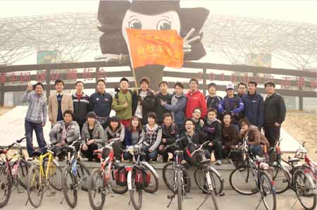 河南大學學生騎單車100公里看“綠博”