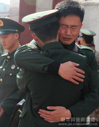 老兵揮淚別戰(zhàn)友