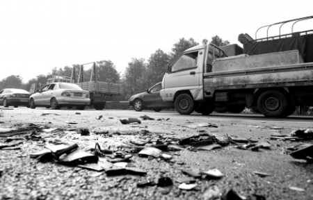 成都大霧137車追尾 司機質疑為何不關高速(圖)