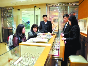 “零負團費”屢屢橫行 港澳購物游何時能降溫？