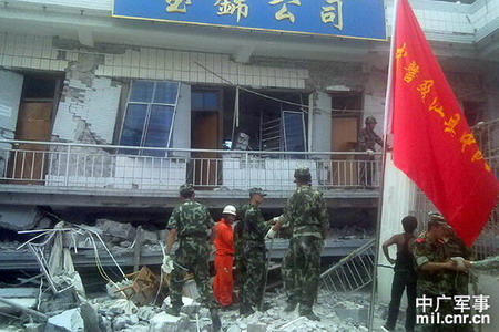 云南盈江5.8級地震 各部隊(duì)官兵趕往災(zāi)區(qū)救援