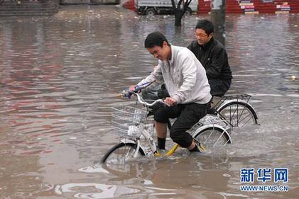 全國多地迎來強(qiáng)降雨天氣