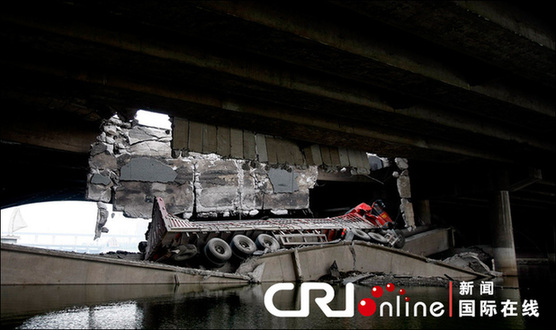 長(zhǎng)春1座大橋橋面塌陷致貨車墜河