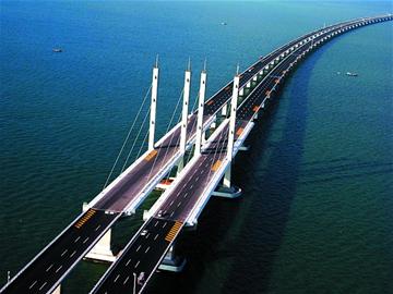 銘記歷史時(shí)刻:膠州灣橋隧通車(chē)