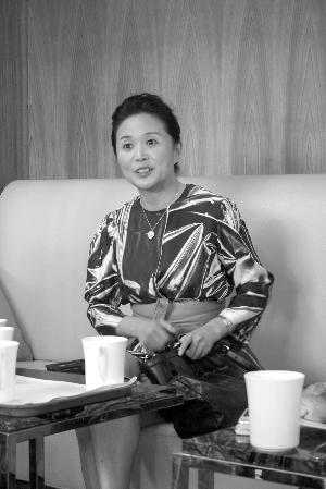 主持《非誠勿擾》孟非落病根:吃飯也舉手表同意