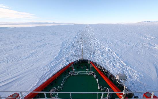南極科考船“雪龍”號穿過密集浮冰區進入南極圈