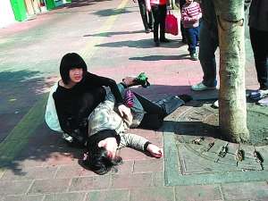 少女當街救人,關(guān)保時捷啥事?