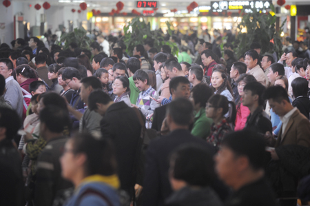 海南迎來春運(yùn)第二輪高峰 志愿者協(xié)助旅客登機(jī)