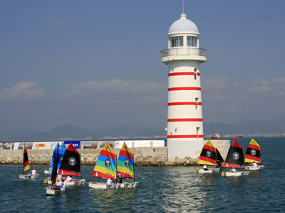 沃爾沃帆船賽三亞站：18名青少年揚帆帆船港（圖）