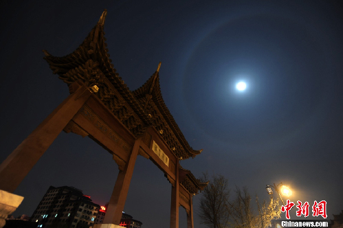 揚州夜空現罕見“月暈”奇觀