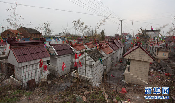 江蘇如東：遠看似豪華別墅 近看方知是墳?zāi)? style=