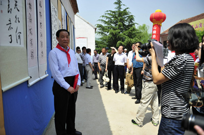 著名書法家杜占晨義賣60萬捐助泰山鄉村小學