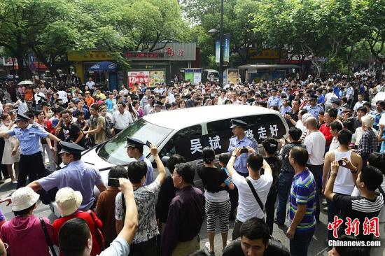 杭州忍痛救乘客司機葬禮現場:1座城市送別1個人