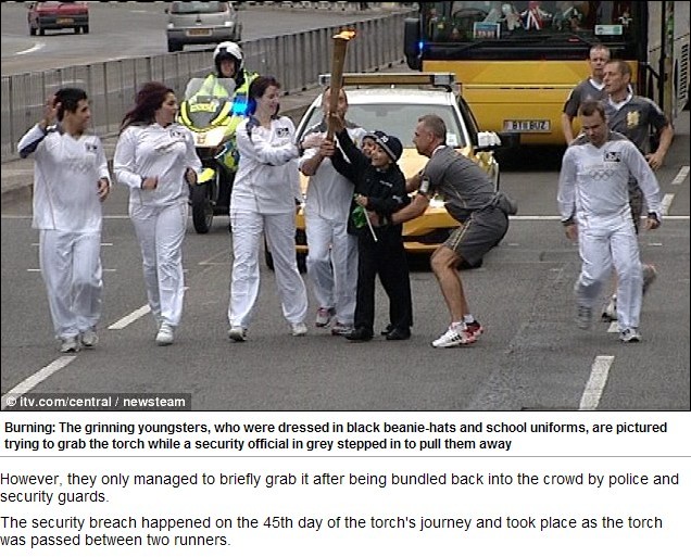 倫敦奧運會火炬險被2名惡作劇少年搶走