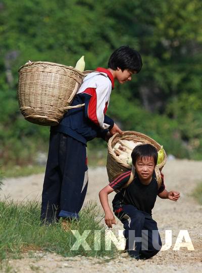 留守兒童暑假生活：一半是作業(yè) 一半是相聚(圖)