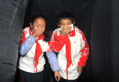 克拉瑪依疆內初中班:“體驗屋”內練逃生