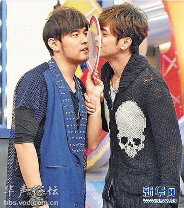 黃曉明“斷背” 初吻余文樂 盤點明星男男激吻照