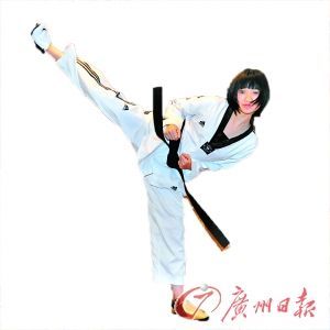 保時(shí)捷少女救人被疑炒作 清純生活照曝光(組圖)